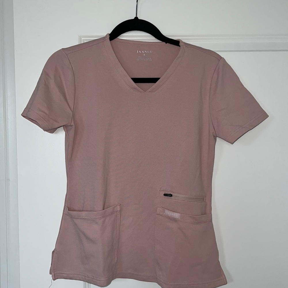 Jaanuu. Women's 4-Pocket V-Neck Top
Color: Blushing Pink
Size: S
Type: Regular